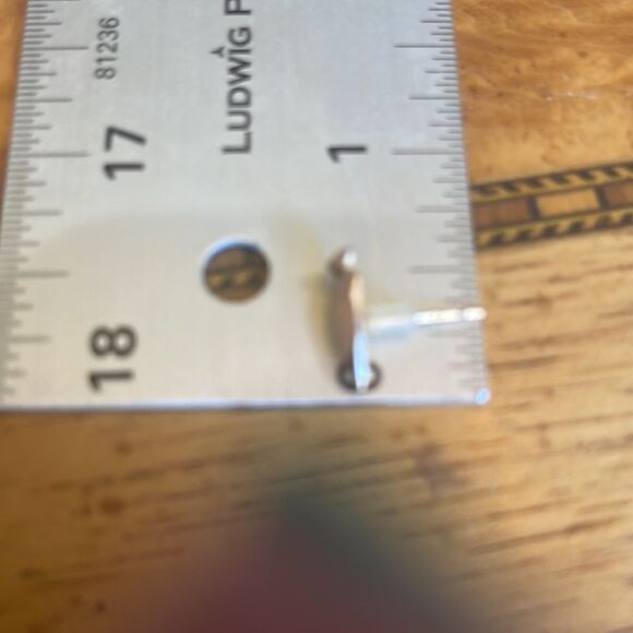 KENDRA SCOTT Rose Gold Spade Arrowhead Stud! - Picture 6 of 6